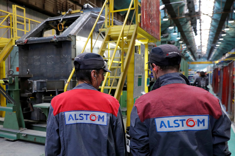 © Reuters. FILE PHOTO: Employees work at the Alstom high-speed train TGV factory in Belfort