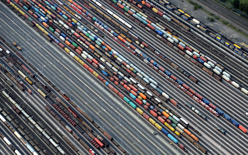 © Reuters. FILE PHOTO - Containers and cars are loaded on freight trains at the railroad shunting yard in Maschen near Hamburg