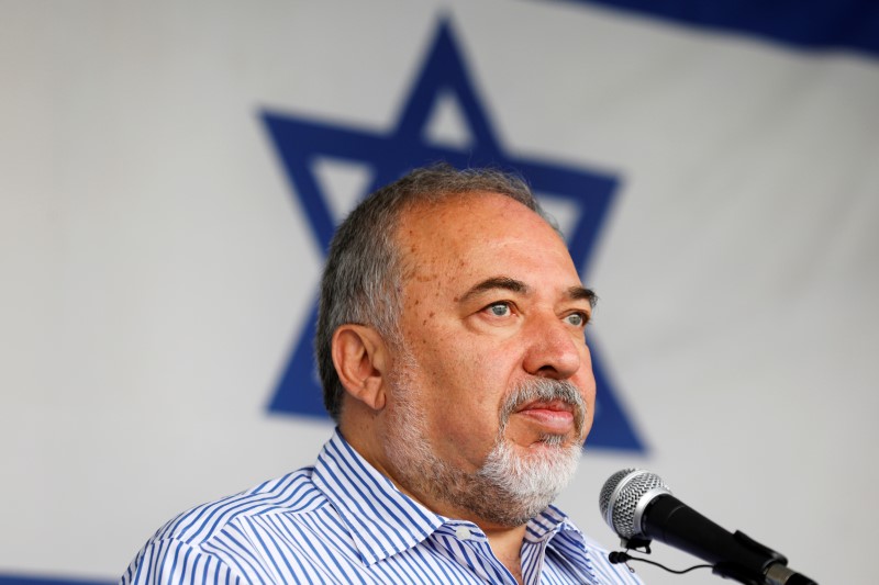 © Reuters. وزير الدفاع الإسرائيلي يعلن استقالته