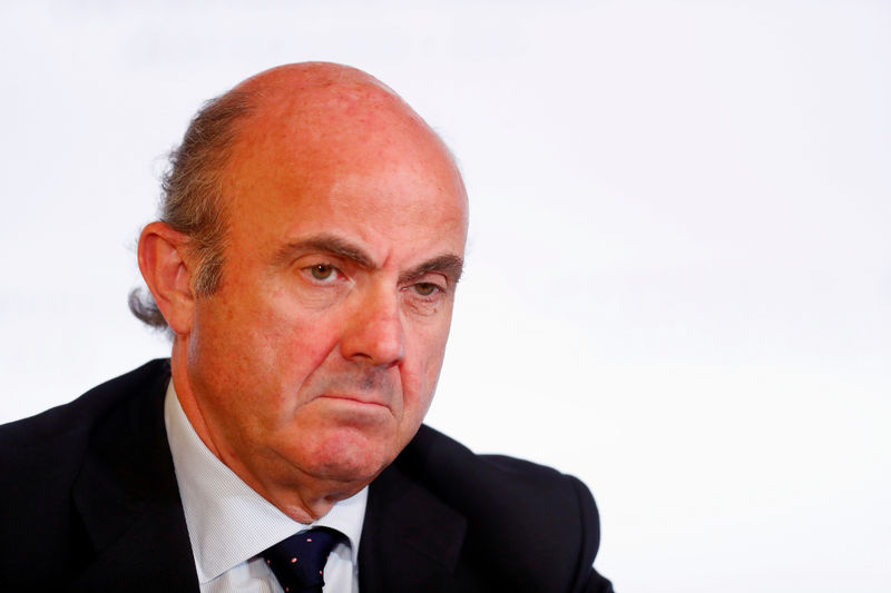 © Reuters. FILE PHOTO: Vice-President of the European Central Bank Luis de Guindos listens during news conference in Riga