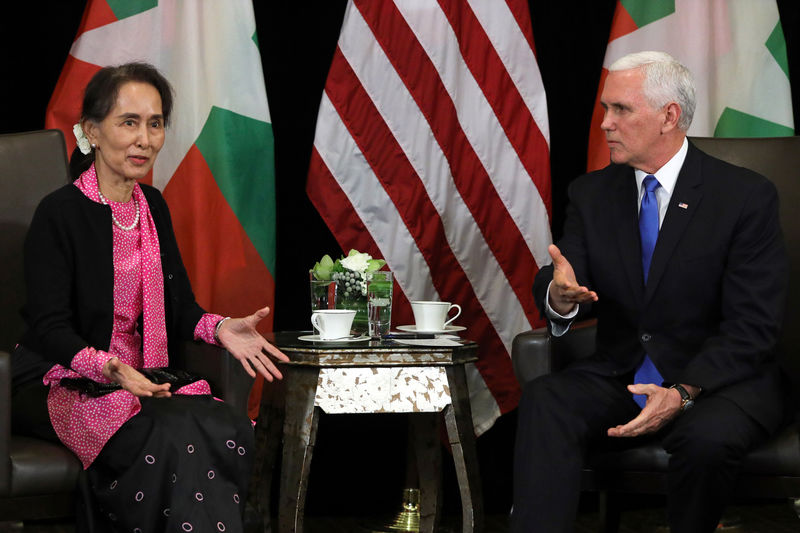 © Reuters. Líder de Mianmar Aung San Suu Kyi e vice-presidente dos Estados Unidos, Mike Pence, durante reunião bilateral em Cingapura