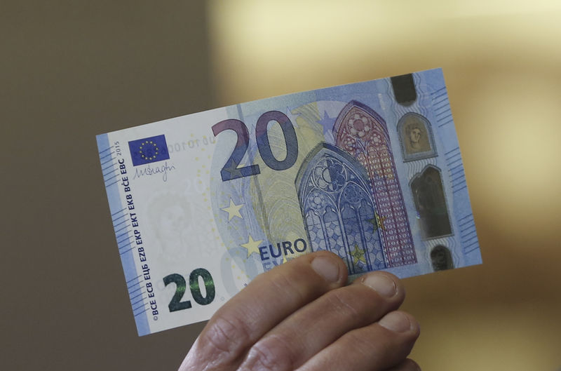 © Reuters. اليورو تحت ضغط جراء تمسك إيطاليا بهدف عجز الميزانية