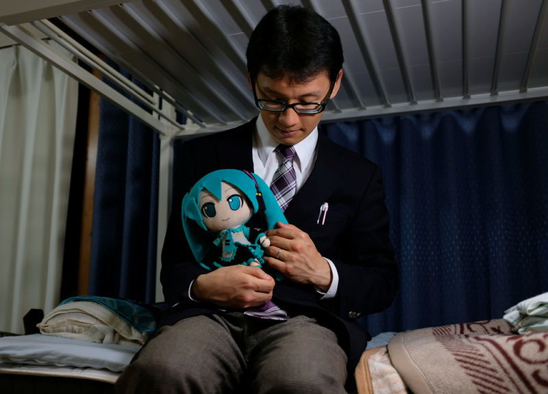 © Reuters. Felicidad "geek": Un japonés promete amar y respetar a un holograma, en la salud y en la enfermedad