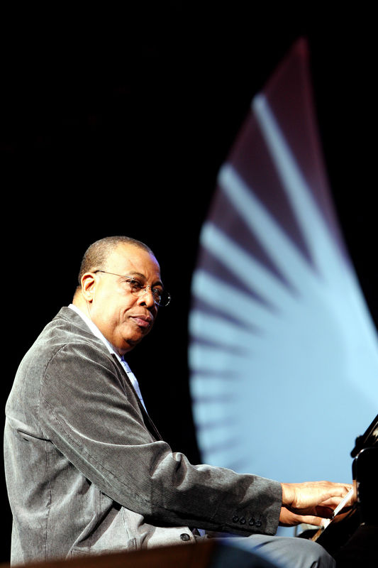 © Reuters. Chucho Valdés recibe el Premio a la Excelencia Musical en los Grammy Latinos