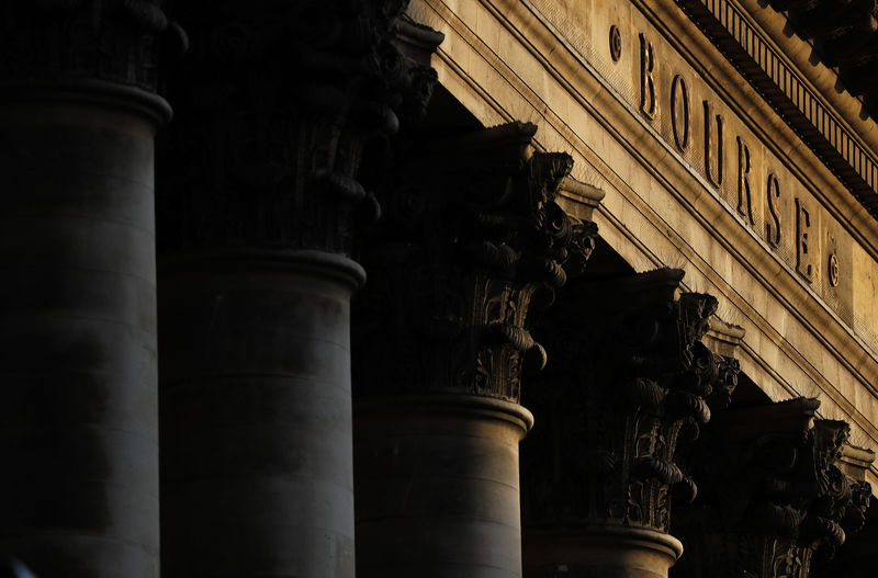 © Reuters. LES BOURSES EUROPÉENNES SE CHERCHENT UNE TENDANCE À MI-SÉANCE