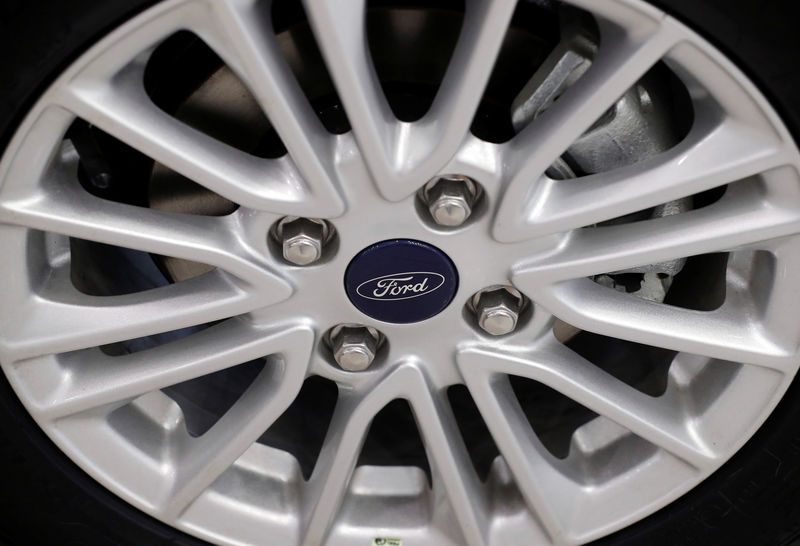 © Reuters. Logo da Ford em roda de veículo em foto ilustrativa
