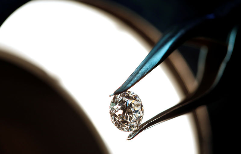 © Reuters. Un diamante di alta qualità in una gioielleria di Milano