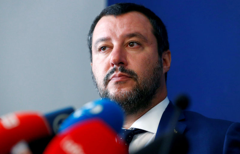 © Reuters. FILE PHOTO: Italy's far right leader and Interior Minister Matteo Salvini attends a a news conference with French far right leader Marine Le Pen in Rome