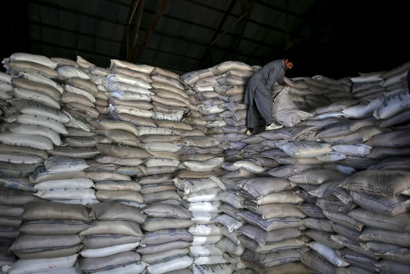 © Reuters. Trabalhador organiza sacas de açúcar em Srinagar, na Índia