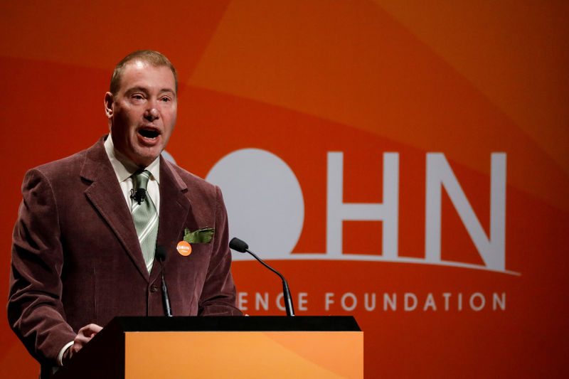© Reuters. FILE PHOTO - Jeffrey Gundlach, CEO of DoubleLine Capital LP, presents during the 2018 Sohn Investment Conference in New York