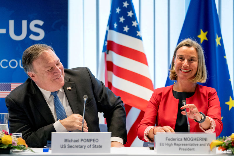 © Reuters. FILE PHOTO: U.S. Secretary of State Mike Pompeo, left, and European Union foreign policy chief Federica Mogherini, speak at a meeting in Brussels