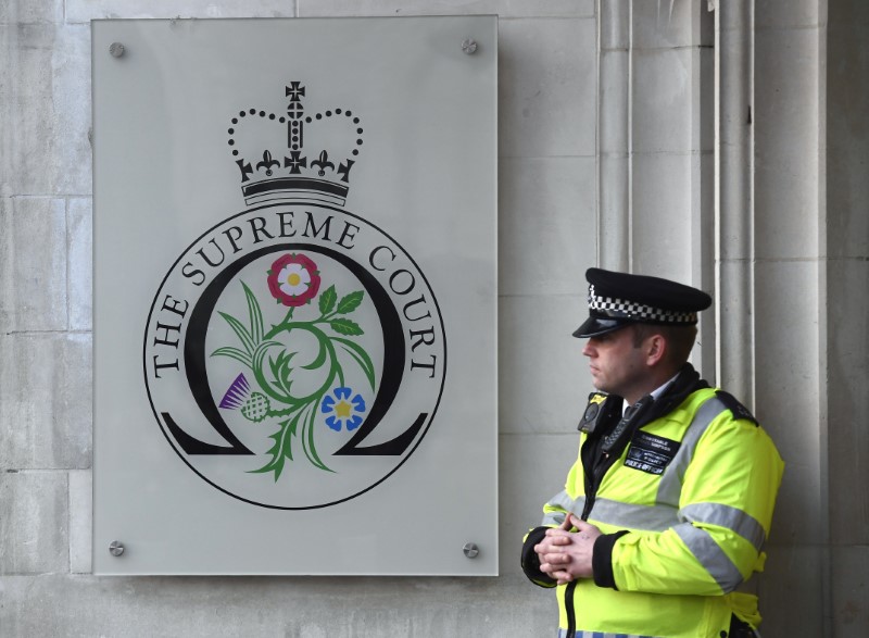 © Reuters. Полицейский у здания Верховного суда Великобритании в центре Лондона