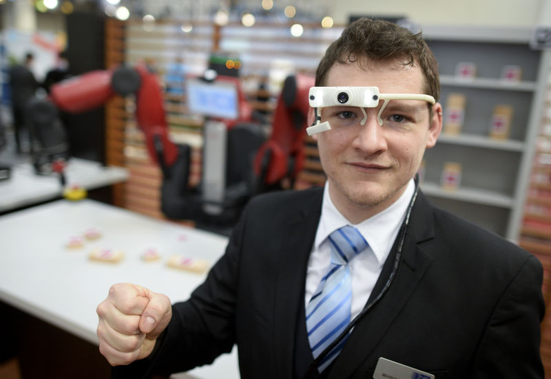 © Reuters. Um funcionário do Centro Alemão de Pesquisa de Inteligência Artificial demonstra como controlar um robô com olhos e gestos