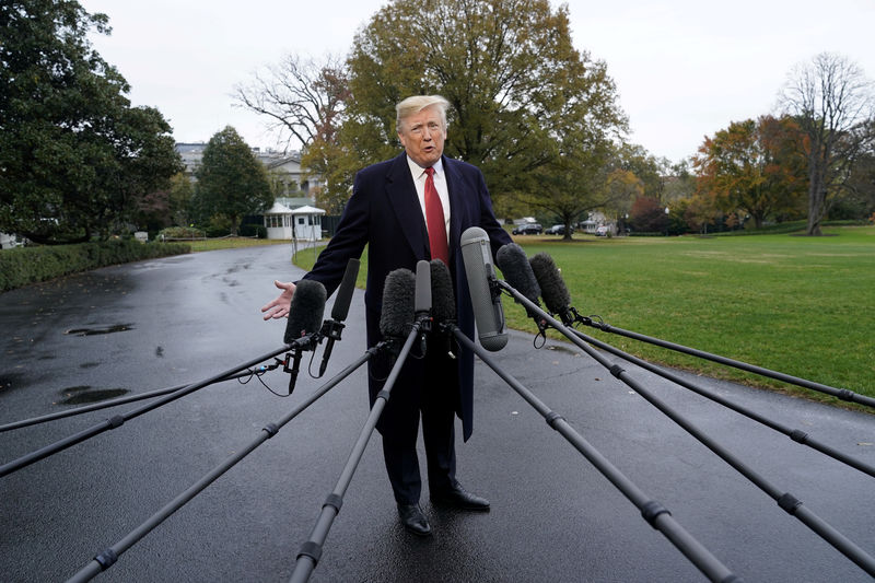 © Reuters. FILE PHOTO: U.S. President Trump departs the White House in Washington