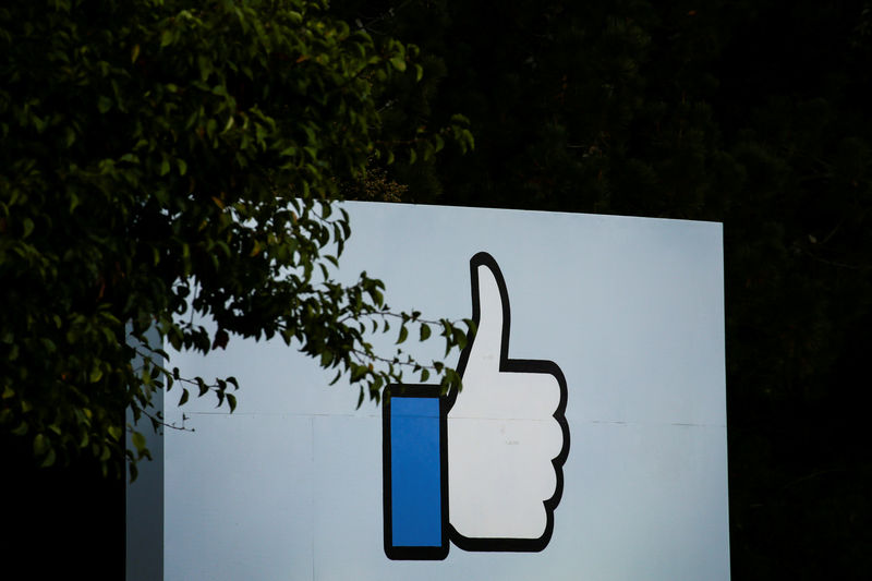 © Reuters. FILE PHOTO: The entrance sign to Facebook headquarters is seen in Menlo Park
