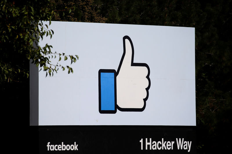 © Reuters. FILE PHOTO: The entrance sign to Facebook headquarters is seen in Menlo Park