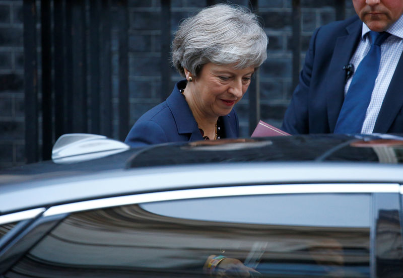 © Reuters. La primera ministra británica, Theresa May, saliendo del 10 de Downing Street, Londres