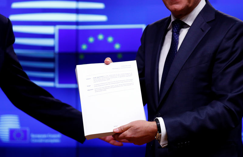 © Reuters. Il presidente del Consiglio Europeo Donald Tusk mostra la bozza dell'accordo con il regno Unito sulla Brexit
