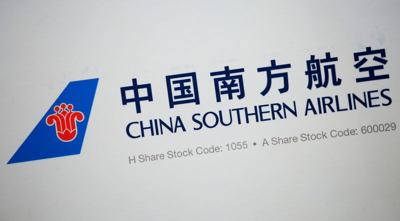 © Reuters. FILE PHOTO: FILE PHOTO: The company logo of China Southern Airlines is displayed at a news conference in Hong Kong