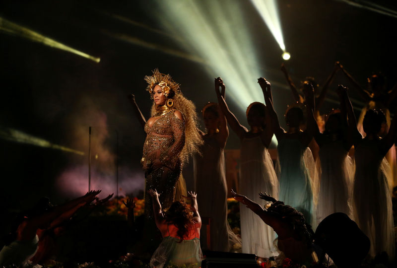 © Reuters. FILE PHOTO: Beyonce performs at the 59th Annual Grammy Awards in Los Angeles