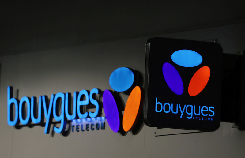 © Reuters. FILE PHOTO: The logo of Bouygues Telecom is seen at the entrance of a shop in Nice