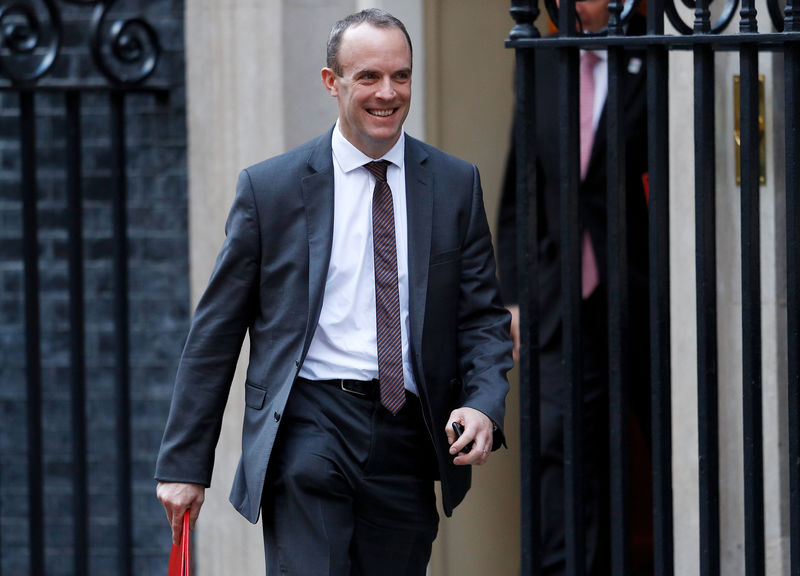 © Reuters. استقالة وزيرين بريطانيين تدفع الحكومة إلى أزمة