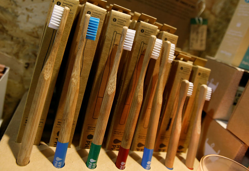 © Reuters. FILE PHOTO: Toothbrushes are seen during an organic market in Lisbon