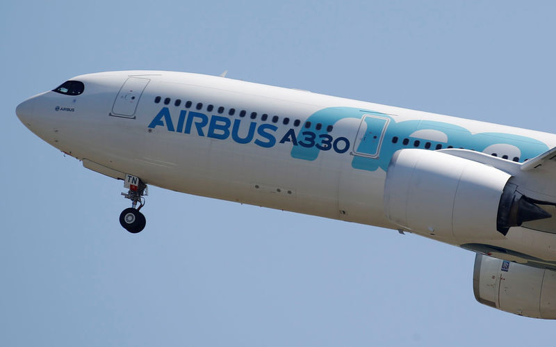 © Reuters. FILE PHOTO: An Airbus A330neo commercial passenger aircraft takes off in Colomiers near Toulouse