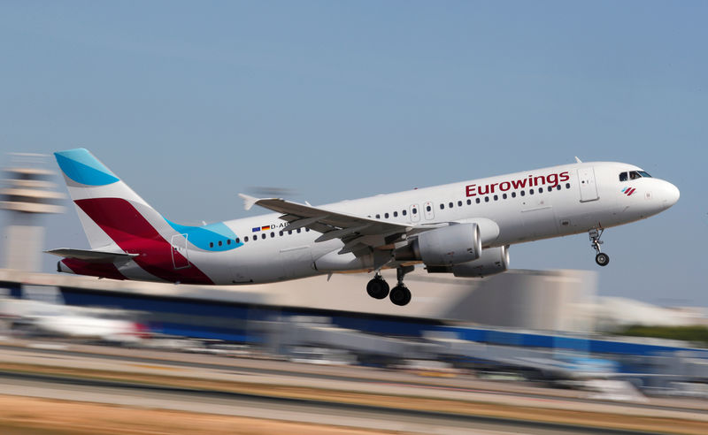 © Reuters. A Eurowings airplane takes off at the airport in Palma de Mallorca