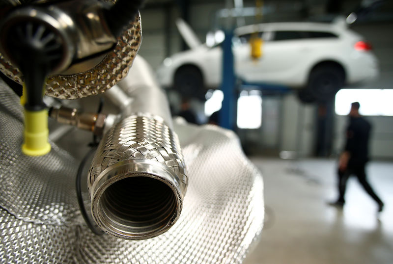 © Reuters. A market ready particulate filter retrofit system for passenger cars to avoid diesel emission is pictured in a garage of German exhaust aftertreatment technology group Baumot in Witten