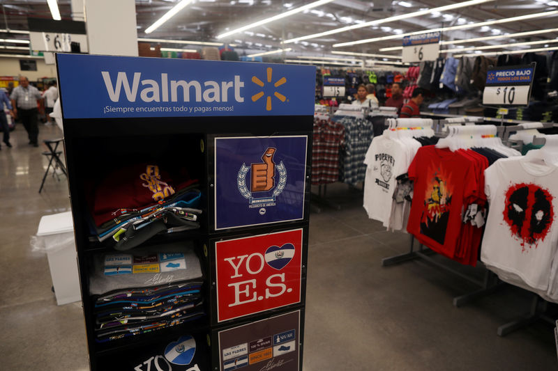 © Reuters. Стойки с одеждой в новом магазине Walmart в Сан-Сальвадоре