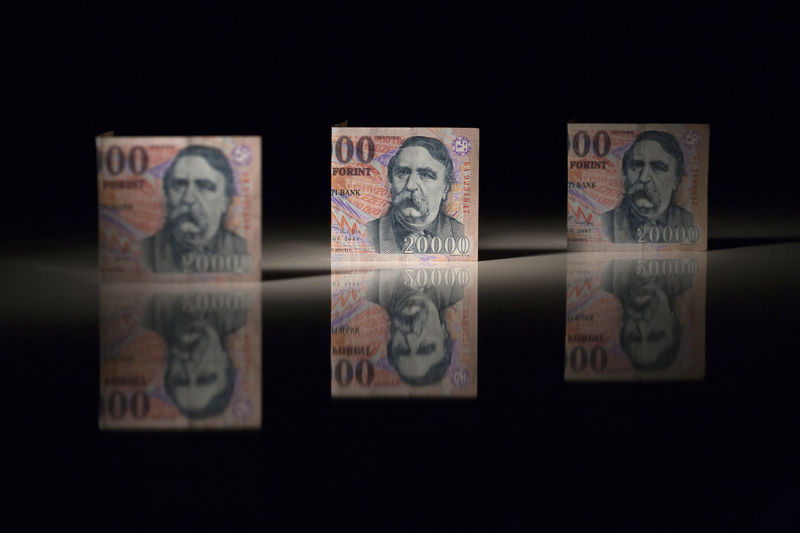 © Reuters. FILE PHOTO -  20,000 Forint notes are seen in this illustration picture in Budapest