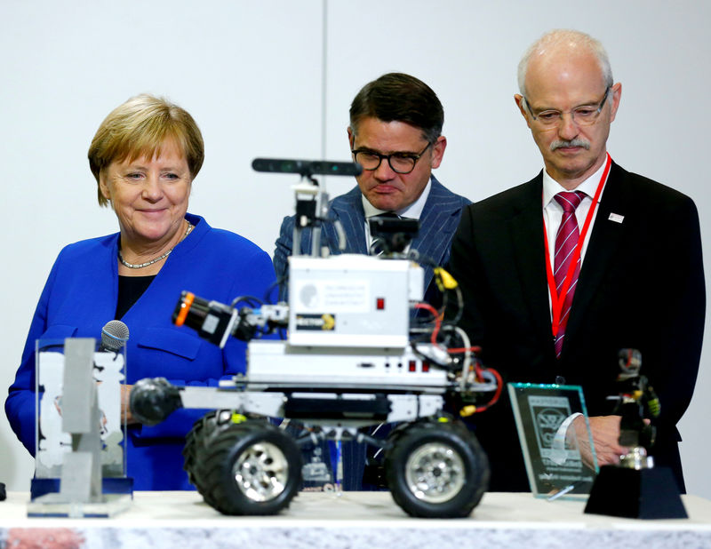 © Reuters. FILE PHOTO: German Chancellor Merkel visits TU Darmstadt