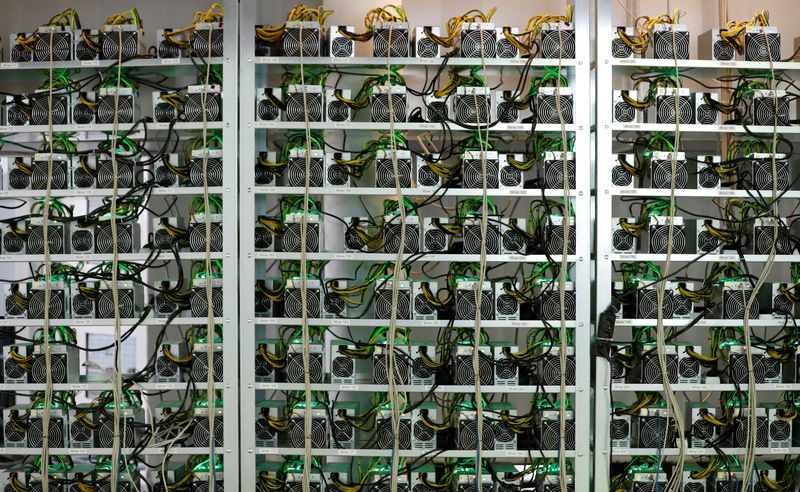 © Reuters. FILE PHOTO: Cryptocurrency miners are seen on racks at the HydroMiner cryptocurrency farming operation near Waidhofen an der Ybbs