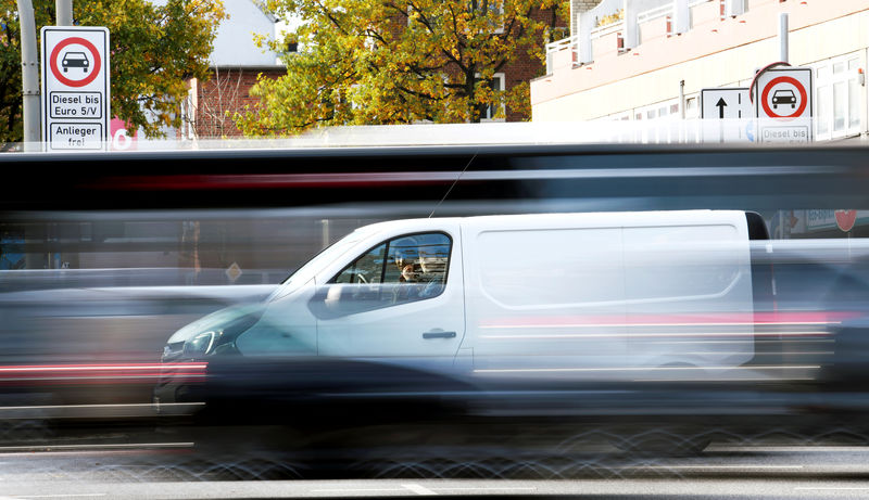 © Reuters. FILE PHOTO: Cars pass a traffic sign, which bans diesel cars at the Max-Brauer Allee in downtown Hamburg