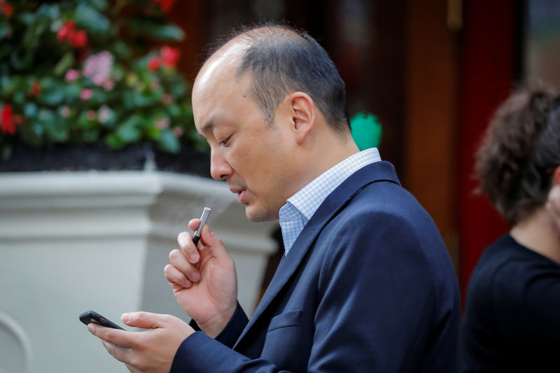 © Reuters. A man smokes an e-cigarette in New York