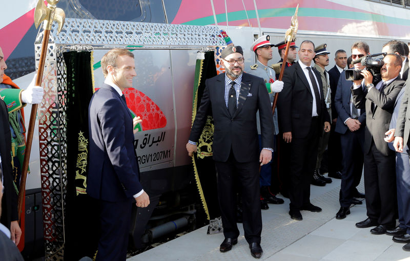 © Reuters. الرئيس الفرنسي والعاهل المغربي يدشنان أول قطار فائق السرعة في المغرب