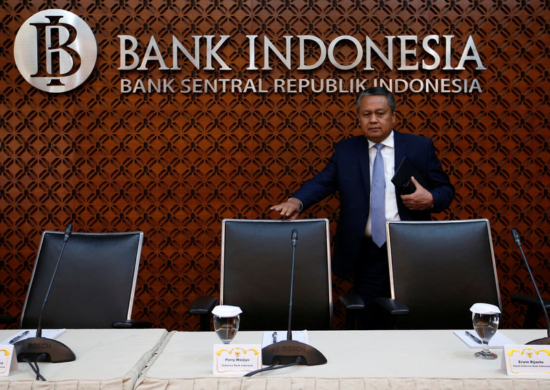 © Reuters. Bank Indonesia Governor Perry Warjiyo arrives at a media briefing at Bank Indonesia headquarters in Jakarta