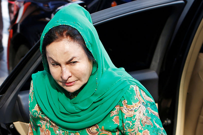© Reuters. توجيه تهمتين بالفساد إلى زوجة رئيس وزراء ماليزيا السابق
