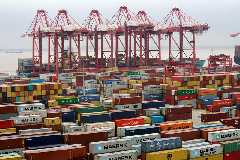 © Reuters. FILE PHOTO: Containers are seen at the Yangshan Deep Water Port in Shanghai