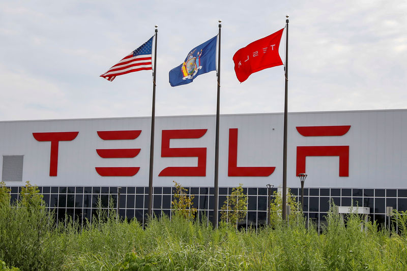 © Reuters. FILE PHOTO: Flags fly over the Tesla Inc. Gigafactory 2, which is also known as RiverBend, a joint venture with Panasonic to produce solar panels and roof tiles in Buffalo, New York
