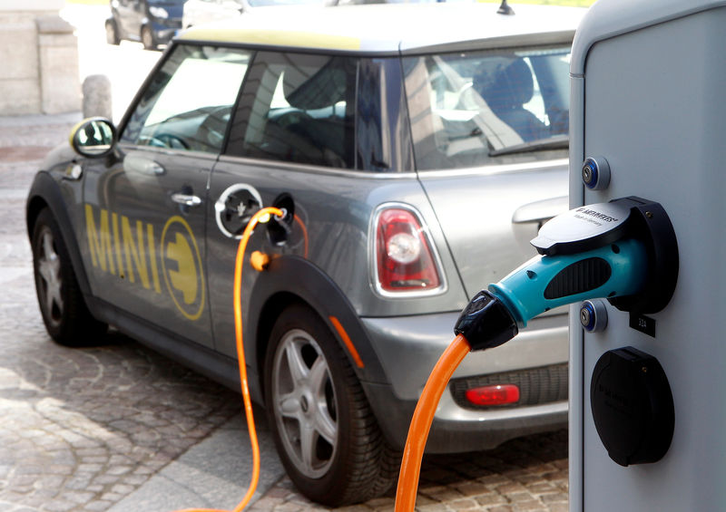 © Reuters. FILE PHOTO: A BMW Mini electric car is charged at a station downtown Munich
