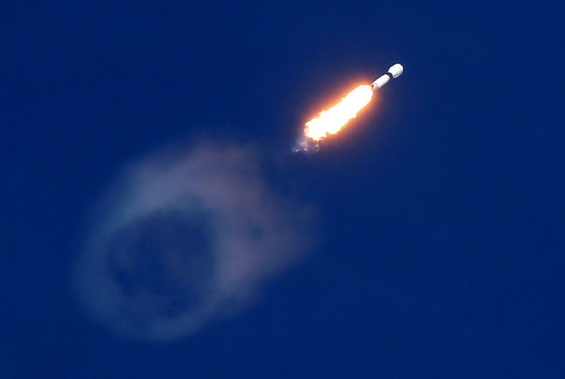 © Reuters. SpaceX Falcon 9 rocket launches carrying a Qatari communications satellite