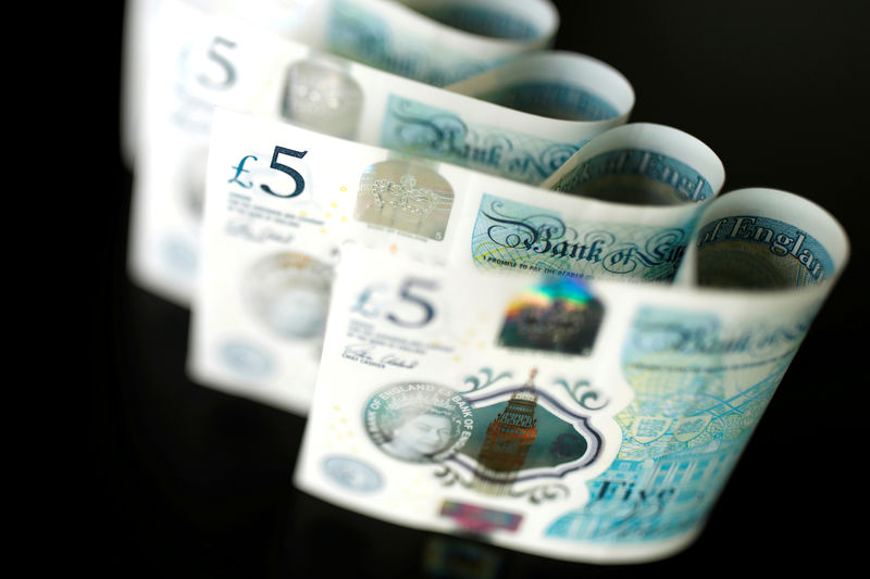 © Reuters. FILE PHOTO: British five pound banknotes are seen in this picture illustration