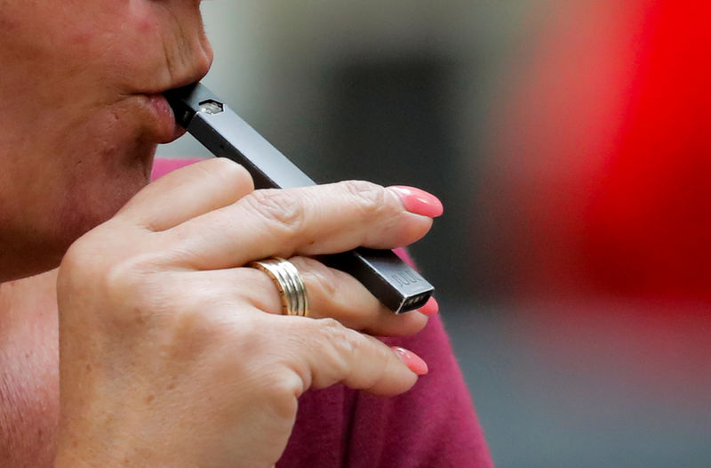 © Reuters. Foto de archivo: Una mujer fuma un cigarrillo electrónico Juul en Nueva York, Estados Unidos