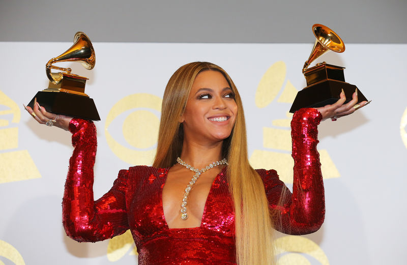 © Reuters. La estrella pop estadounidense Beyoncé posa con sus premios recibidos en la entrega de los premios Grammy en Los Angeles, EEUU
