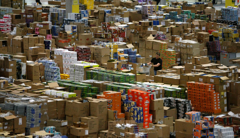 © Reuters. FILE PHOTO - A worker sorts packages at the Amazon warehouse in Leipzig