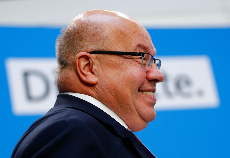 © Reuters. German Economy Minister Peter Altmaier arrives for a news conference of German Chancellor Angela Merkel following the Hesse state election in Berlin