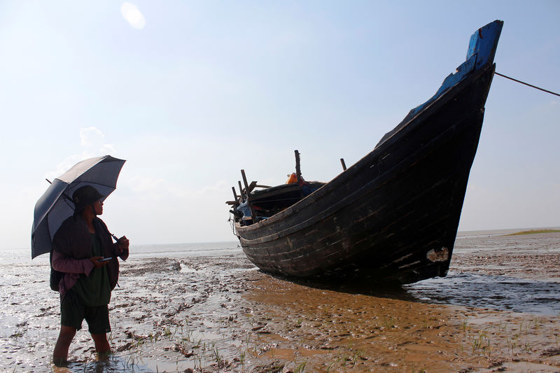 © Reuters. A stranded boat which was used by Rohingya Muslims is seen at the Thande village beach outside Yangon