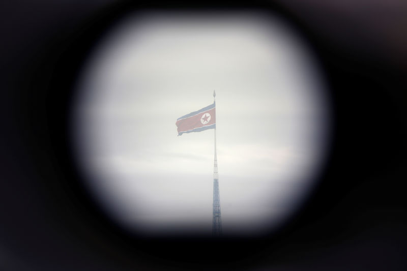 © Reuters. Bandeira da Coreia do Norte no alto de torre vista de um binóculo instalado na fronteira entre as duas Coreias